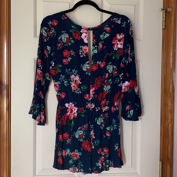 Flutter Sleeve Floral Romper - Picture 4 of 5
